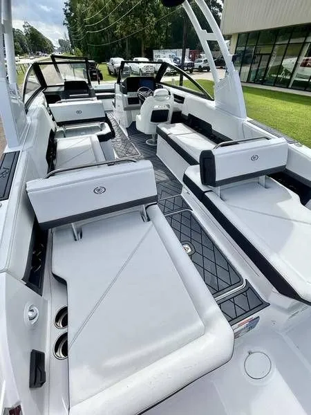 Slide: The Image of Cobalt R8 Outboard 2025 - 43