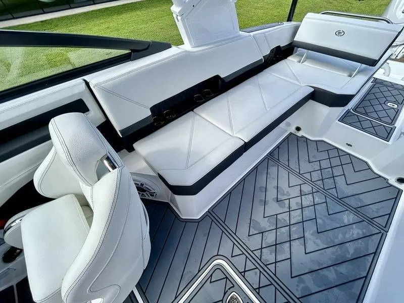 Slide: The Image of Cobalt R8 Outboard 2025 - 44