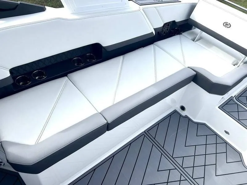 Slide: The Image of Cobalt R8 Outboard 2025 - 45