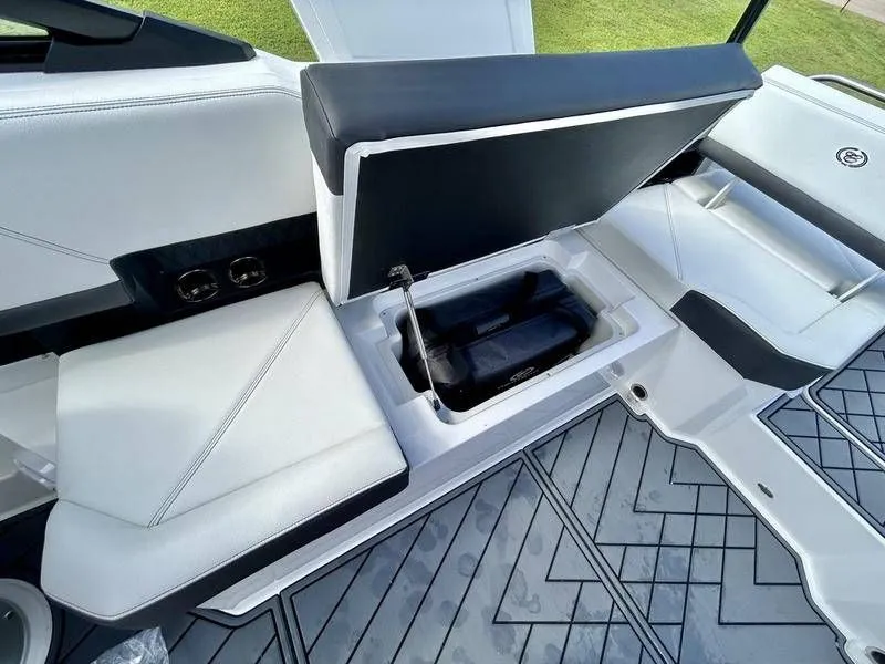 Slide: The Image of Cobalt R8 Outboard 2025 - 46