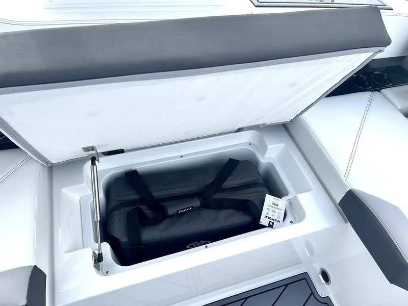 Slide: The Image of Cobalt R8 Outboard 2025 - 47