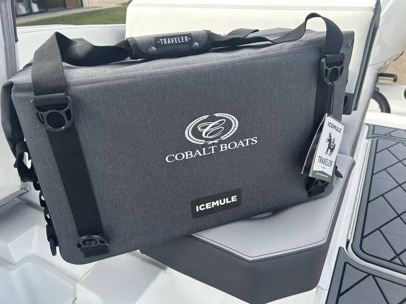 Slide: The Image of Cobalt R8 Outboard 2025 - 49
