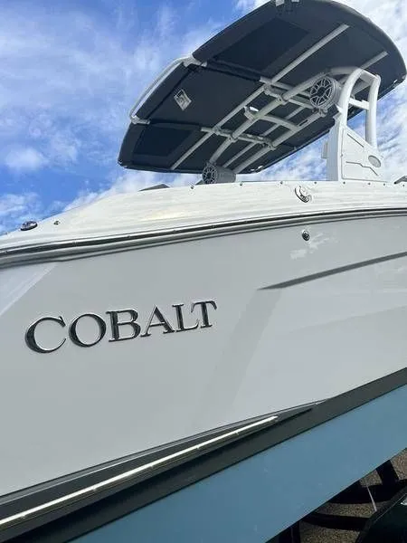 Slide: The Image of Cobalt R8 Outboard 2025 - 5