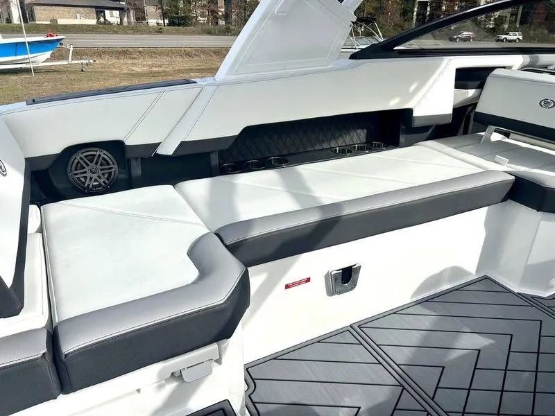 Slide: The Image of Cobalt R8 Outboard 2025 - 52