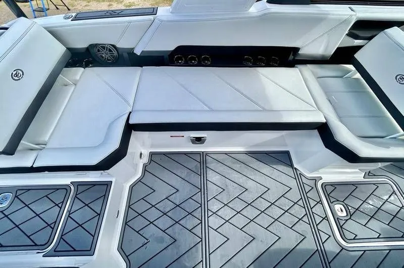 Slide: The Image of Cobalt R8 Outboard 2025 - 53