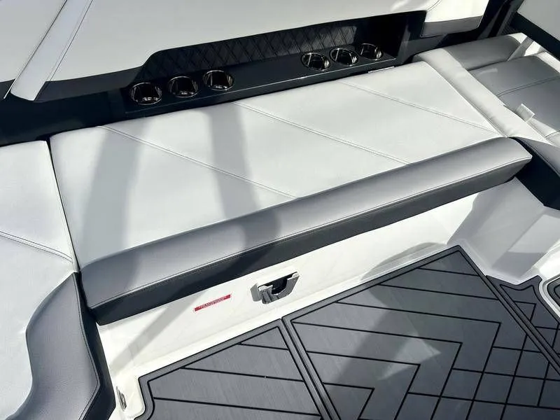 Slide: The Image of Cobalt R8 Outboard 2025 - 54