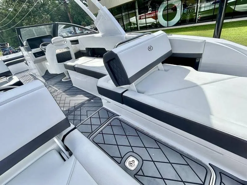 Slide: The Image of Cobalt R8 Outboard 2025 - 61