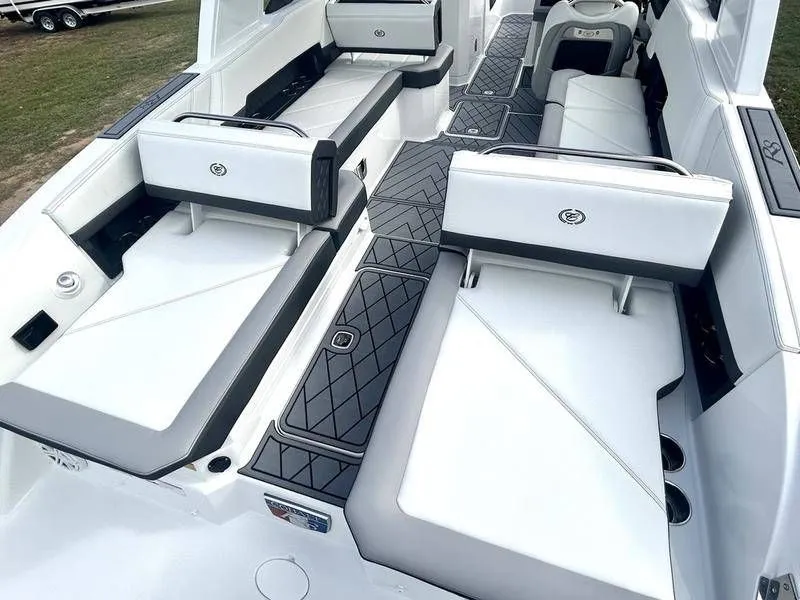 Slide: The Image of Cobalt R8 Outboard 2025 - 63