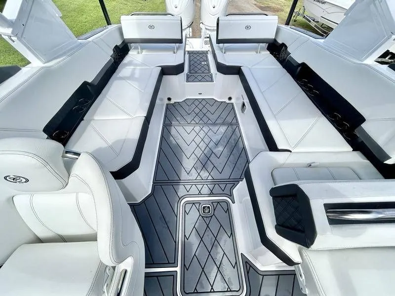 Slide: The Image of Cobalt R8 Outboard 2025 - 64