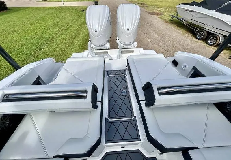 Slide: The Image of Cobalt R8 Outboard 2025 - 65