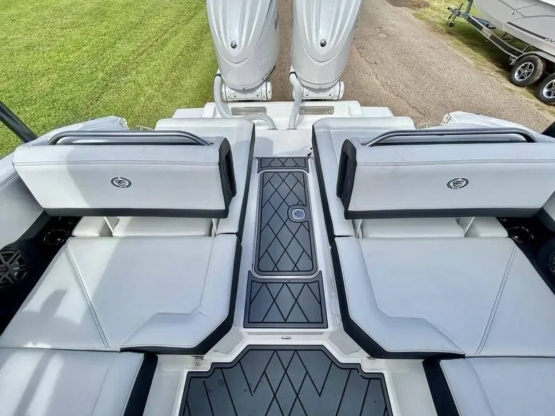 Slide: The Image of Cobalt R8 Outboard 2025 - 66