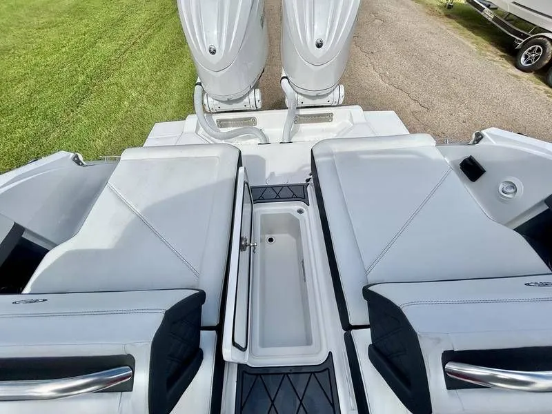 Slide: The Image of Cobalt R8 Outboard 2025 - 67