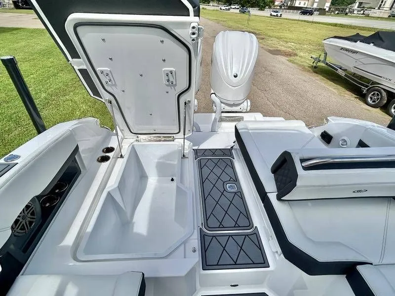 Slide: The Image of Cobalt R8 Outboard 2025 - 68