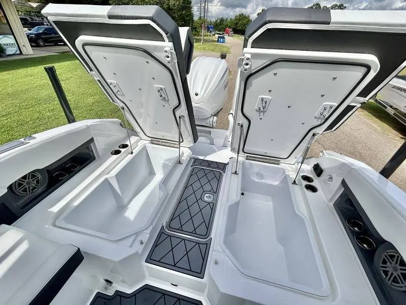 Slide: The Image of Cobalt R8 Outboard 2025 - 69