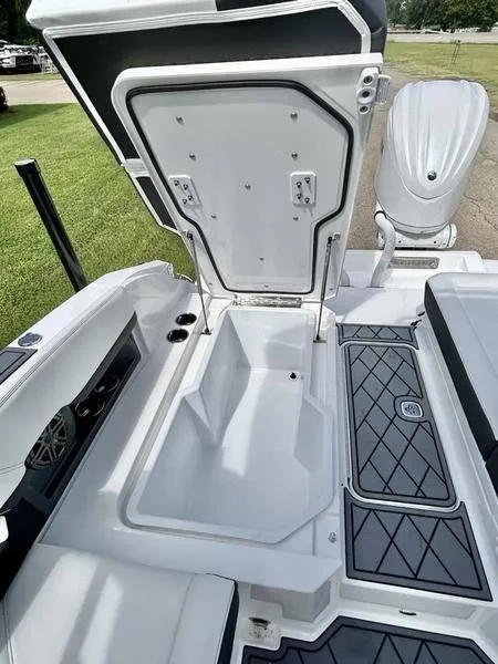 Slide: The Image of Cobalt R8 Outboard 2025 - 72