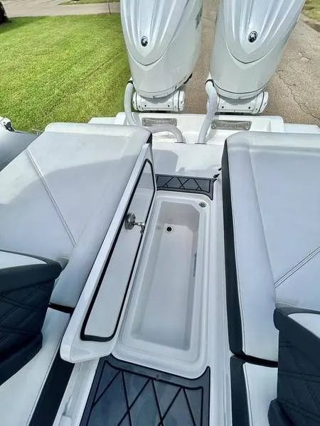 Slide: The Image of Cobalt R8 Outboard 2025 - 73