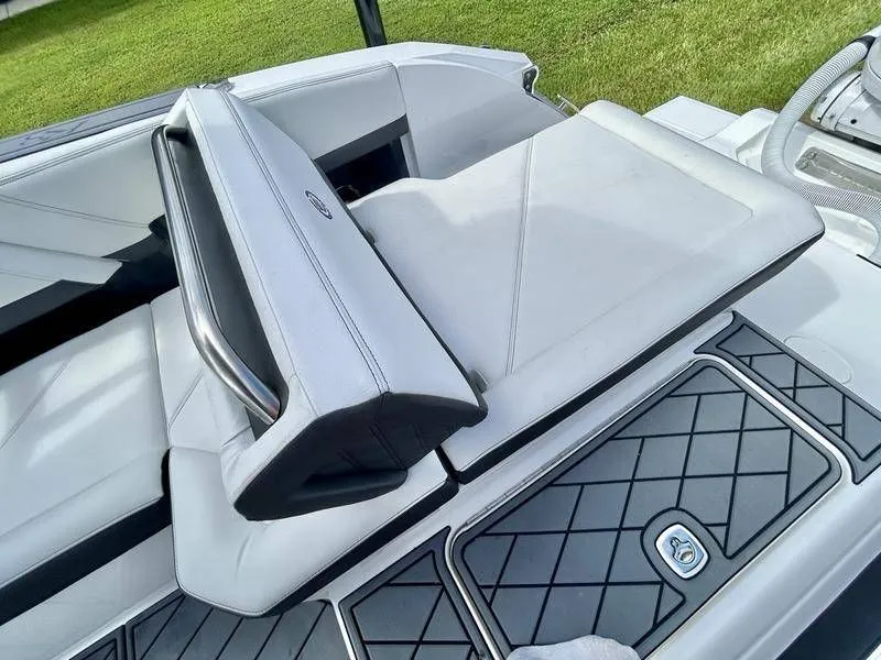 Slide: The Image of Cobalt R8 Outboard 2025 - 76