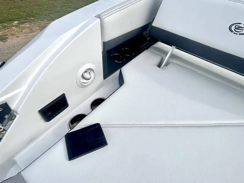 Slide: The Image of Cobalt R8 Outboard 2025 - 77