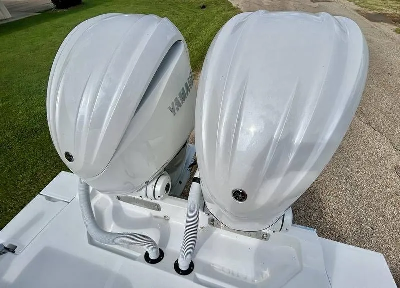 Slide: The Image of Cobalt R8 Outboard 2025 - 78