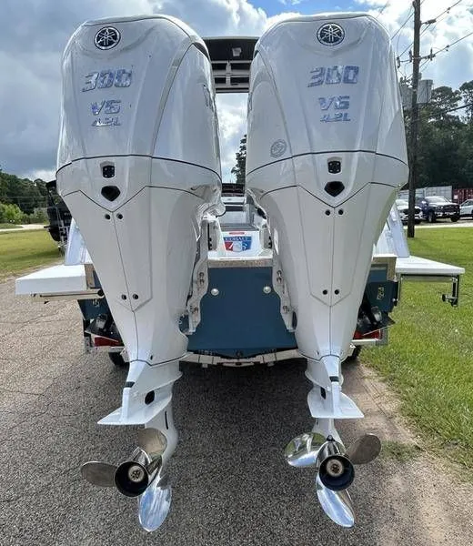 Slide: The Image of Cobalt R8 Outboard 2025 - 8