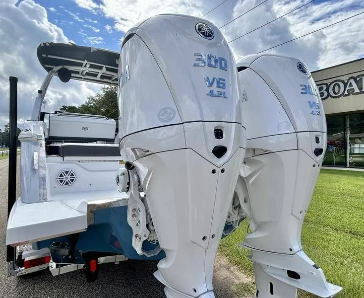 Slide: The Image of Cobalt R8 Outboard 2025 - 9