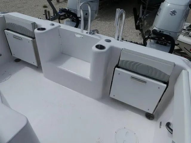 Slide: The Image of Twin Vee 280 GFX CC 2026 - 10