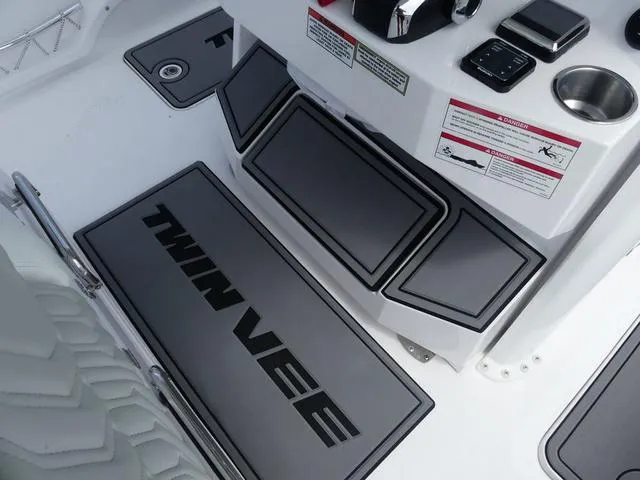 Slide: The Image of Twin Vee 280 GFX CC 2026 - 17