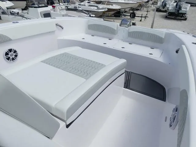 Slide: The Image of Twin Vee 280 GFX CC 2026 - 18