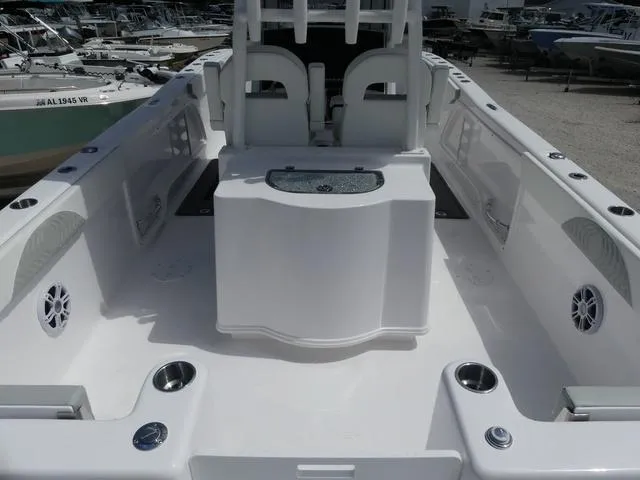 Slide: The Image of Twin Vee 280 GFX CC 2026 - 8