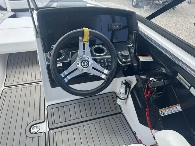 Slide: The Image of Yamaha 242SE 2020 - 14