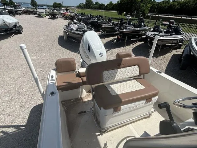 Slide: The Image of Pioneer Islander 180 2022 - 7