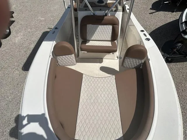 Slide: The Image of Pioneer Islander 180 2022 - 8