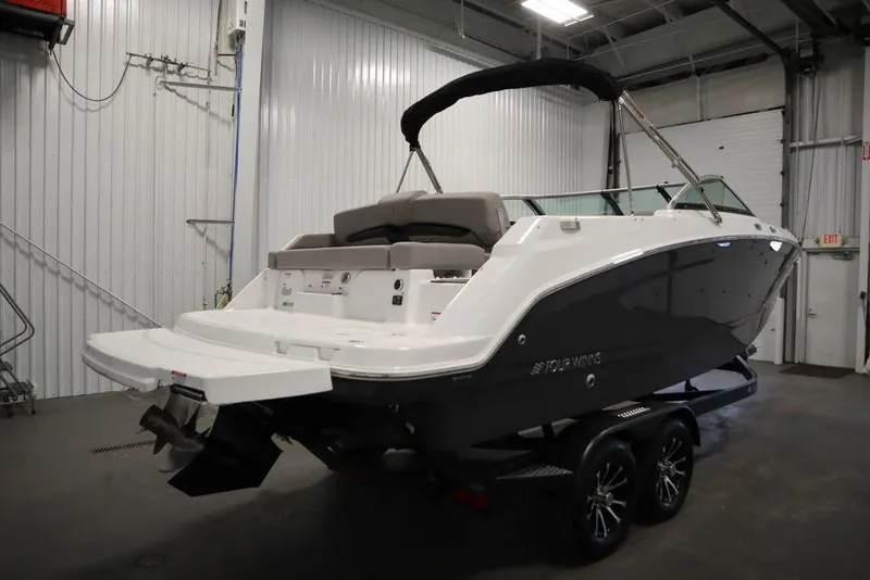 Slide: The Image of Four Winns HD3 2025 - 75