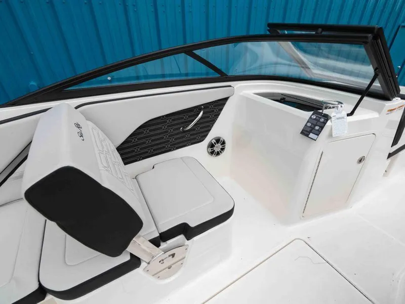 Slide: The Image of Sea Ray SPX 210 2025 - 10