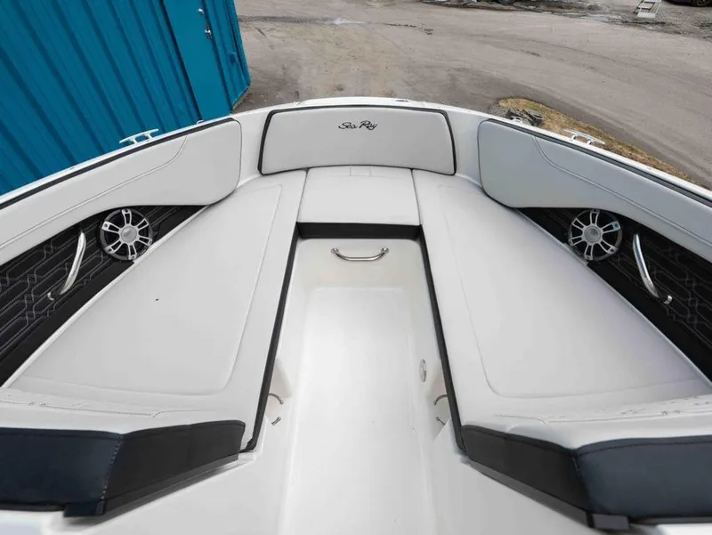 Slide: The Image of Sea Ray SPX 210 2025 - 11