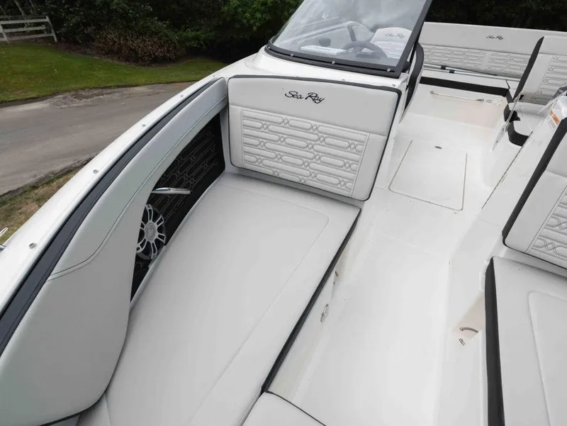 Slide: The Image of Sea Ray SPX 210 2025 - 13