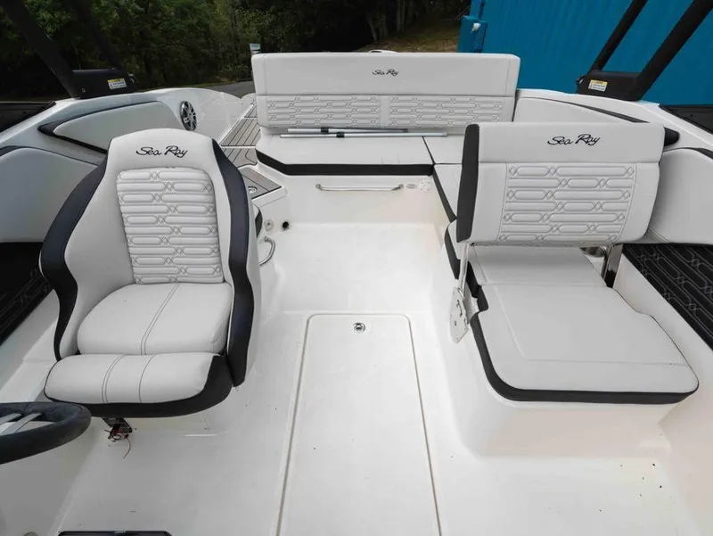 Slide: The Image of Sea Ray SPX 210 2025 - 14