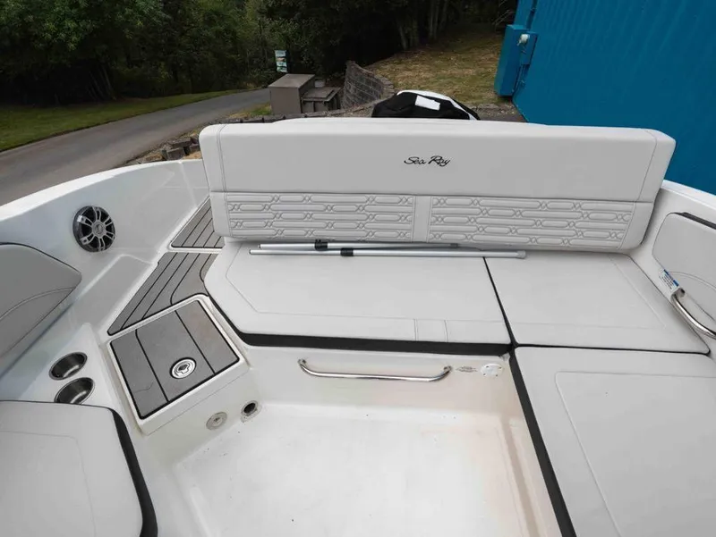 Slide: The Image of Sea Ray SPX 210 2025 - 15