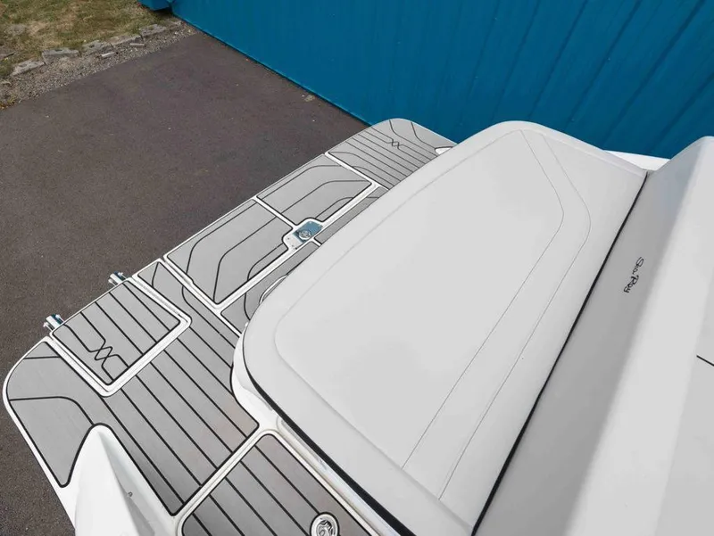 Slide: The Image of Sea Ray SPX 210 2025 - 16