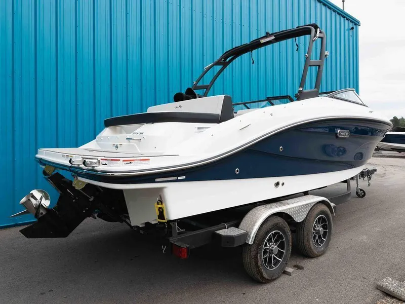 Slide: The Image of Sea Ray SPX 210 2025 - 3