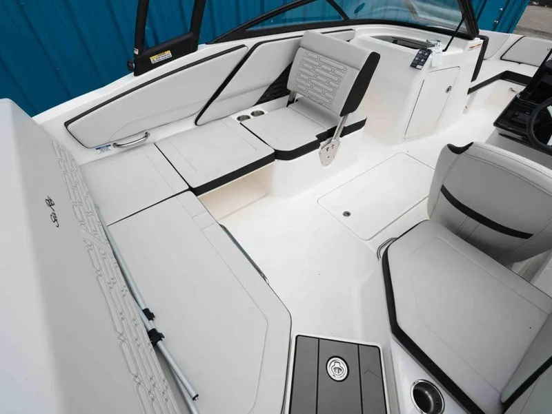 Slide: The Image of Sea Ray SPX 210 2025 - 6