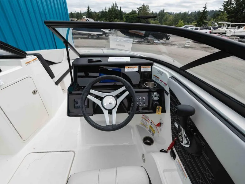 Slide: The Image of Sea Ray SPX 210 2025 - 9