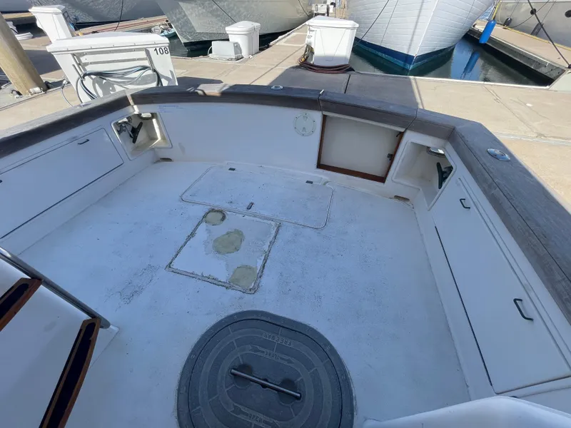 Slide: The Image of 1989 Ocean Yachts 35 Super Sport boat with ladder and wooden accents in marina. - 20