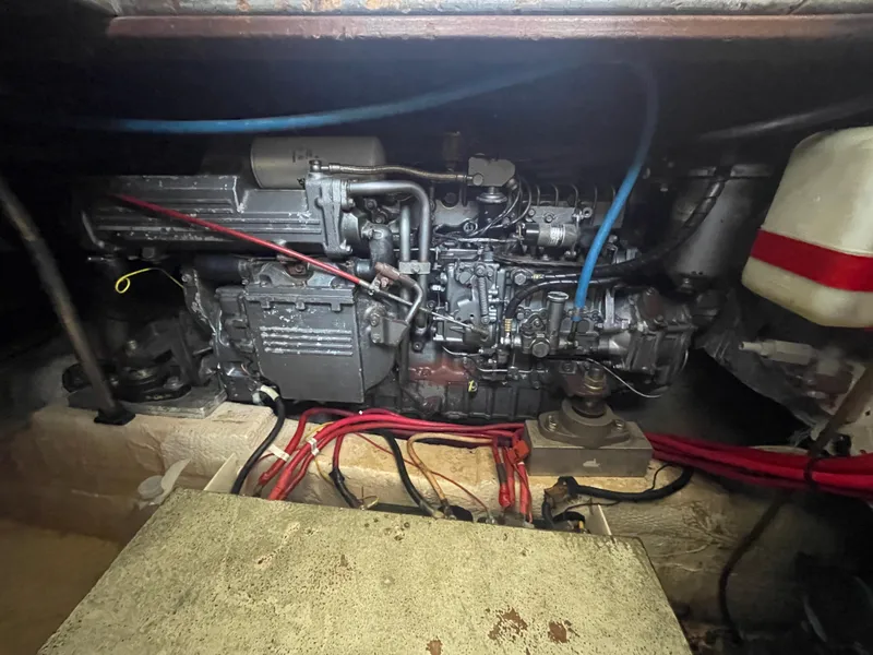 Slide: The Image of Control panels on 1989 Ocean Yachts 35 Super Sport, featuring Cruisair and Maxwell systems. - 18