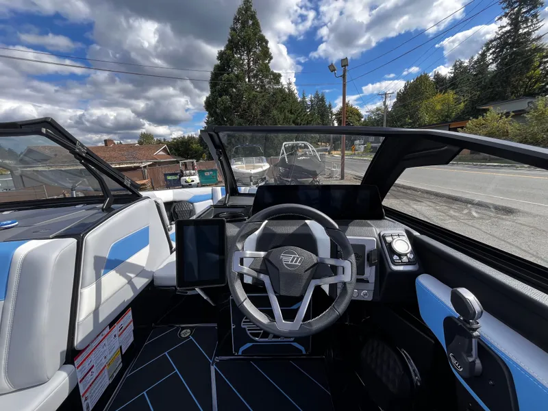 Slide: The Image of Malibu Wakesetter 23 LSV 2025 - 13