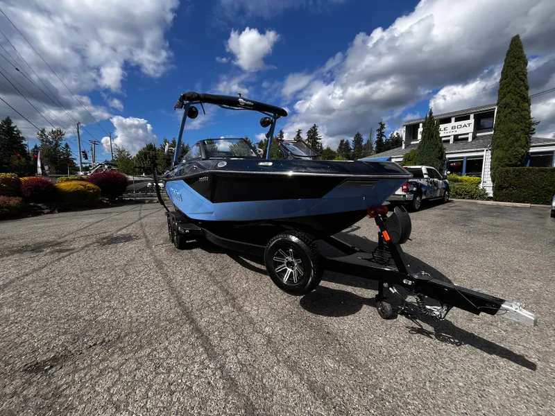 Slide: The Image of Malibu Wakesetter 23 LSV 2025 - 4