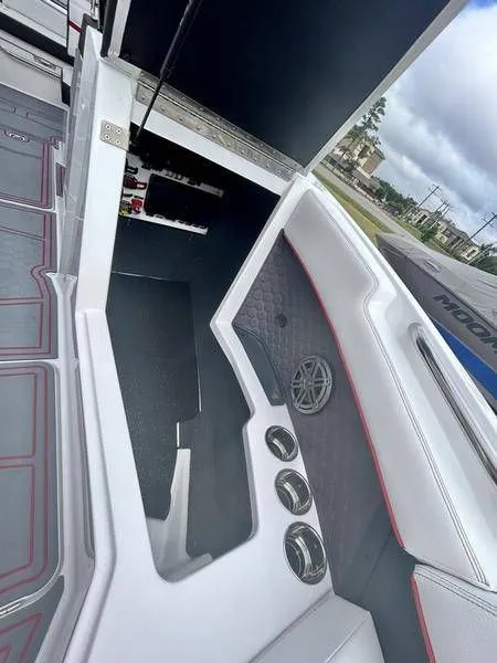 Slide: The Image of Cobalt R4 Surf 2025 - 18