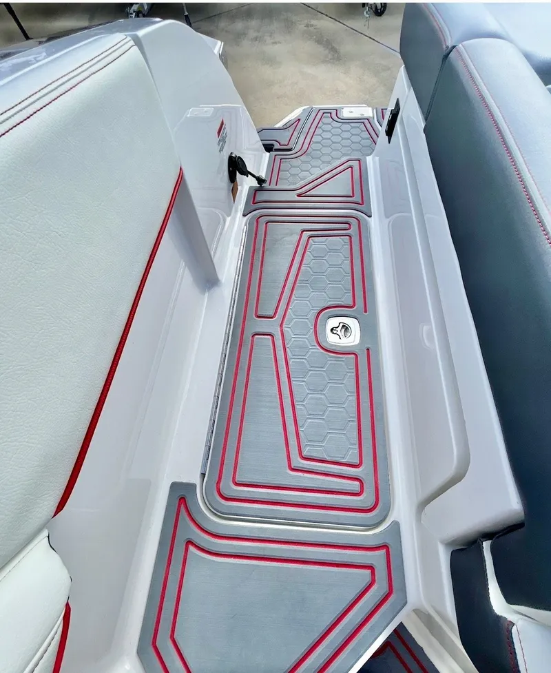 Slide: The Image of Cobalt R4 Surf 2025 - 52