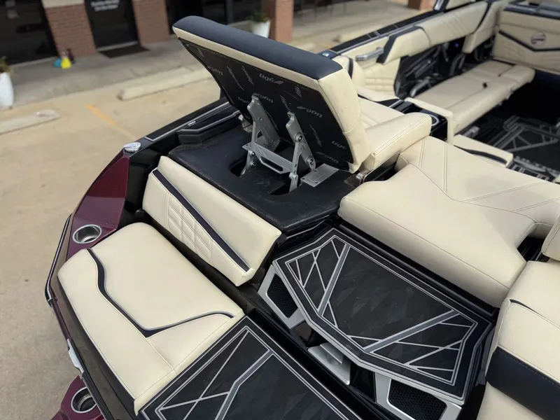 Slide: The Image of Tigé Ultré 25ZX 2024 - 10