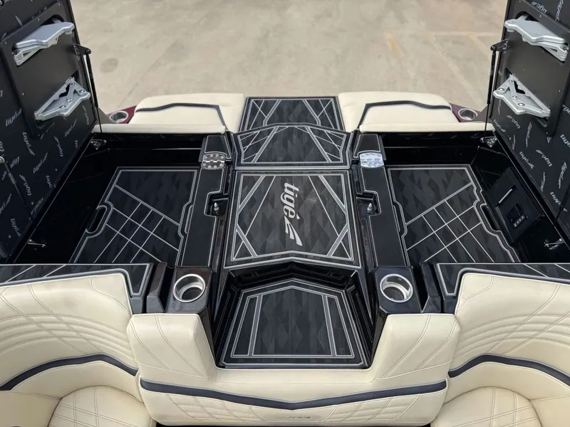 Slide: The Image of Tigé Ultré 25ZX 2024 - 11